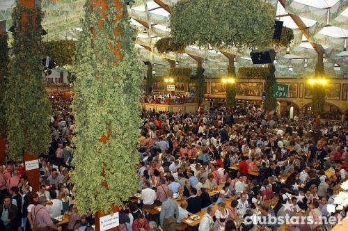 Gente de todo el mundo conviviendo en las Fiestas de Octube en Múnich Alemania