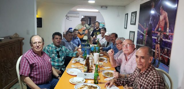 Degustando una Deliciosa Comida Preparada por la Srita Chef